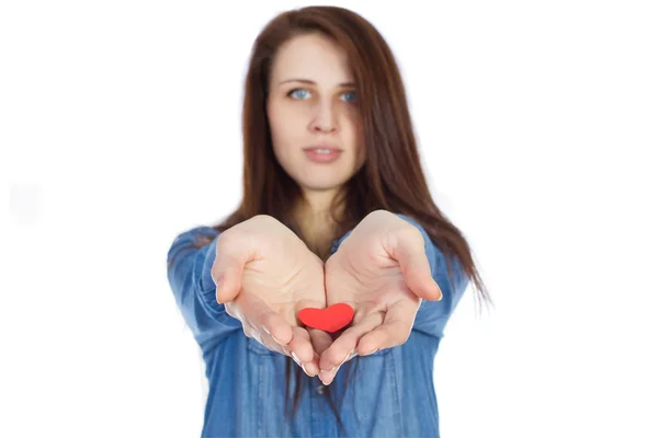 Amor e Dia dos Namorados bela morena segurando um coração vermelho em mãos isoladas no fundo branco — Fotografia de Stock