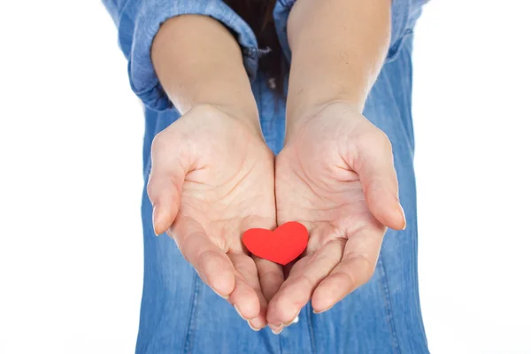 Amore e San Valentino bella bruna che tiene un cuore rosso in mani isolate su sfondo bianco — Foto Stock