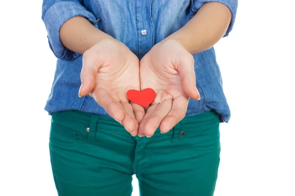 Amor e Dia dos Namorados bela morena segurando um coração vermelho em mãos isoladas no fundo branco — Fotografia de Stock