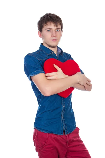 Vacker brunett mans holding ett rött hjärta, isolerad på vit bakgrund — Stockfoto