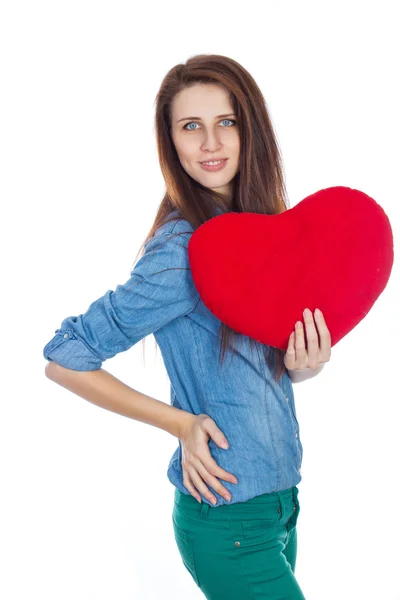 Amore e San Valentino bella bruna che tiene un cuore rosso in mani isolate su sfondo bianco — Foto Stock