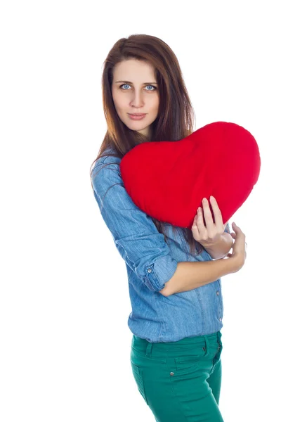 Amore e San Valentino bella bruna che tiene un cuore rosso in mani isolate su sfondo bianco — Foto Stock