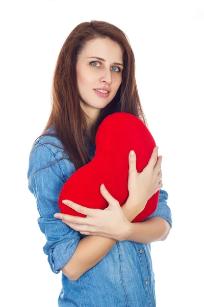 Amore e San Valentino bella bruna che tiene un cuore rosso in mani isolate su sfondo bianco — Foto Stock