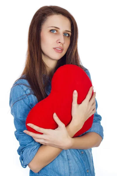 Kærlighed og Valentinsdag smuk brunette holder et rødt hjerte i hænder isoleret på hvid baggrund - Stock-foto