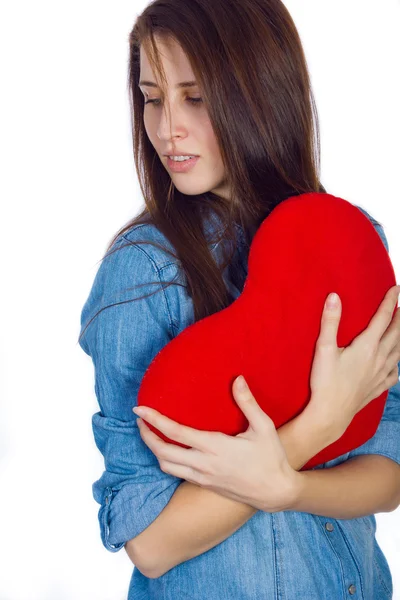 Amore e San Valentino bella bruna che tiene un cuore rosso in mani isolate su sfondo bianco — Foto Stock