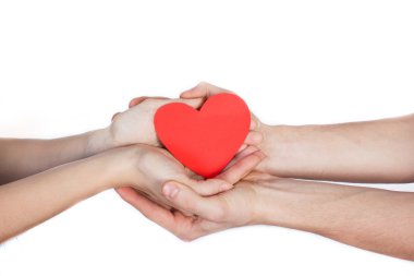 Ellerinde beyaz arka plan üzerinde izole kırmızı kağıt kalp tutan aşık Çift