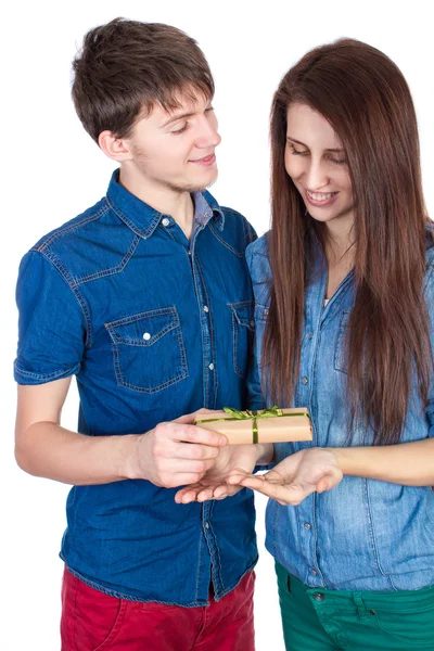 Happy Young beautiful Couple  isolated on a White background with gift in hand — Stock Photo, Image