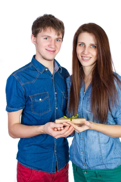 Happy Young beautiful Couple  isolated on a White background with gift in hand — Stock Photo, Image