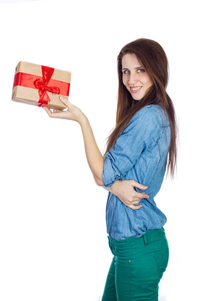 Krásná brunetka s dlouhými vlasy izolovaných na bílém pozadí s krabičky v rukou Stock Obrázky