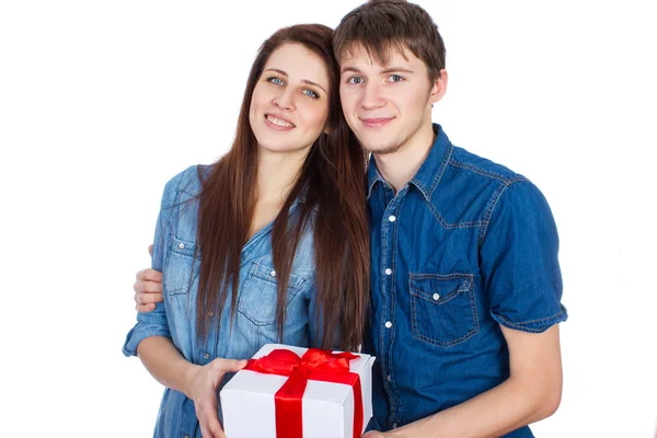 Gelukkig Man geven een geschenk aan zijn vriendin. Gelukkige jonge mooie paar geïsoleerd op een witte achtergrond. Stockfoto