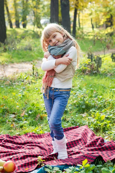 Bebé pequeno bonito está em um lenço. Criança encantadora sorrindo — Fotografia de Stock