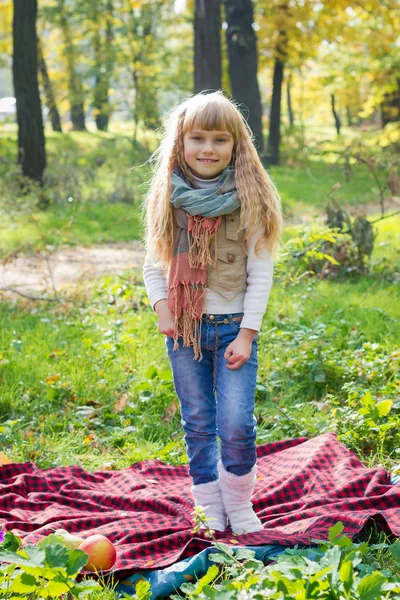 Bebé pequeno bonito está em um lenço. Criança encantadora sorrindo — Fotografia de Stock