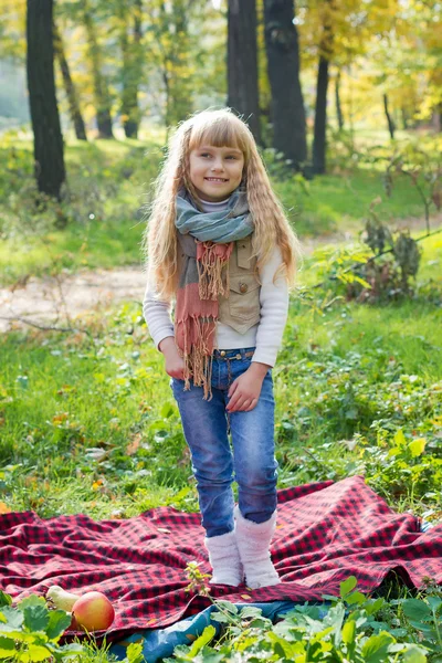 Hermoso bebé pequeño se para en una bufanda. Niño encantador sonriendo —  Fotos de Stock