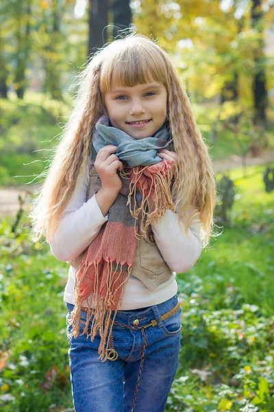 Bebé pequeno bonito está em um lenço. Criança encantadora sorrindo — Fotografia de Stock