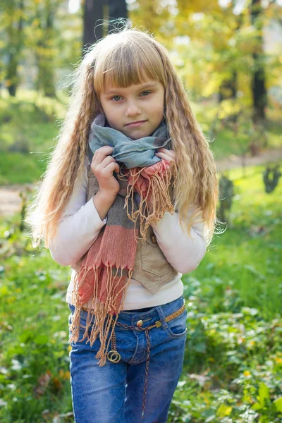 Hermoso bebé pequeño se para en una bufanda. Un niño encantador. —  Fotos de Stock