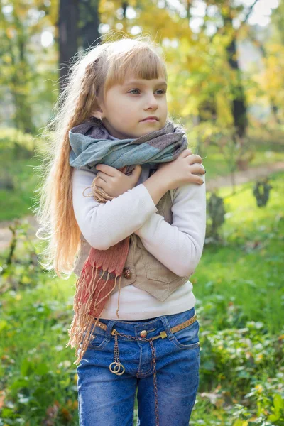 Hermoso bebé pequeño se para en una bufanda. Un niño encantador. —  Fotos de Stock