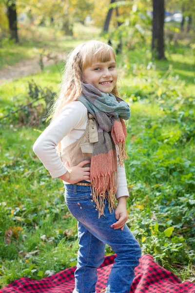 Beau petit bébé se tient dans une écharpe. Beau enfant souriant — Photo