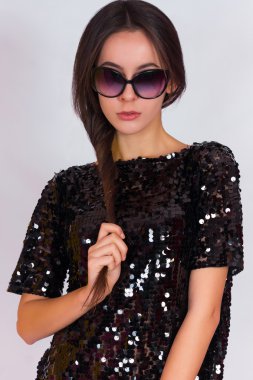 Güzel esmer kız siyah elbise ve güneş gözlüğü. Uzun siyah saçlı esmer.