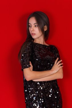 Kahverengi gözlü siyah elbiseli güzel esmer kız. Uzun siyah saçlı esmer