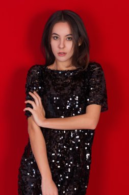 Kahverengi gözlü siyah elbiseli güzel esmer kız. Uzun siyah saçlı esmer