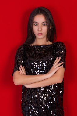 Kahverengi gözlü siyah elbiseli güzel esmer kız. Uzun siyah saçlı esmer