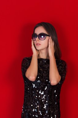 Güzel esmer kız siyah elbise ve güneş gözlüğü. Uzun siyah saçlı esmer