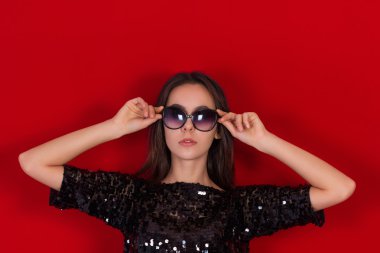 Güzel esmer kız siyah elbise ve güneş gözlüğü. Uzun siyah saçlı esmer