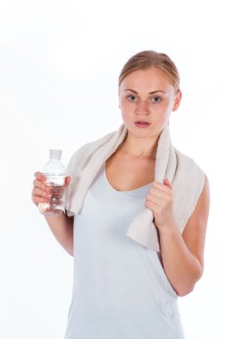 bir şişe su tutarak güzel kız