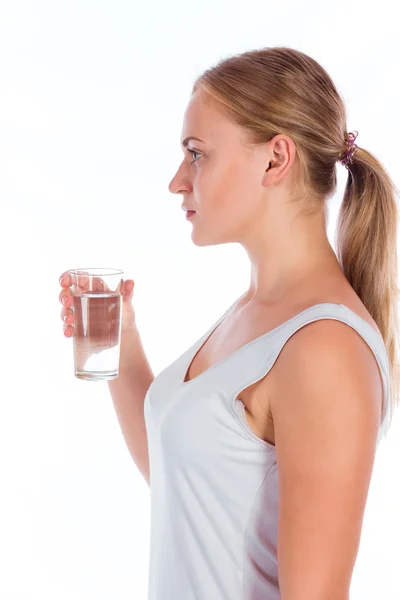 Junges glückliches Mädchen mit einem Glas Wasser — Stockfoto