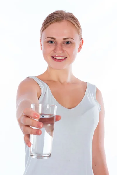Jovem menina feliz segurando um copo de água — Fotografia de Stock