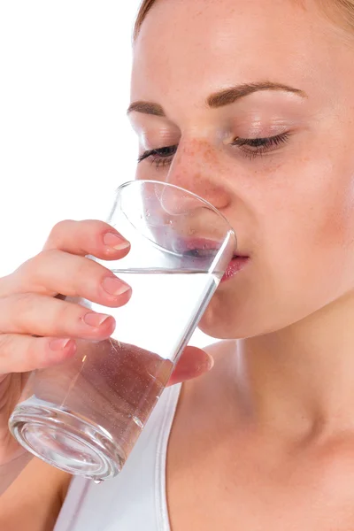 Junges Mädchen trinkt Wasser aus Glas — Stockfoto