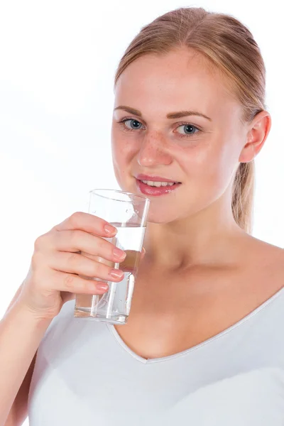 Chica joven beber agua de vidrio — Foto de Stock