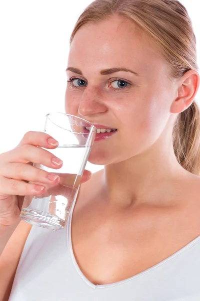 Chica joven beber agua de vidrio — Foto de Stock