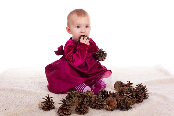 大晦日贈り物を押し笑顔で赤いドレスの女の美しい赤ちゃん — ストック写真