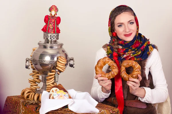 Glimlachend dromen landelijke vrouw met bagels in omslagdoek in New Year's Eve. Rechtenvrije Stockfoto's