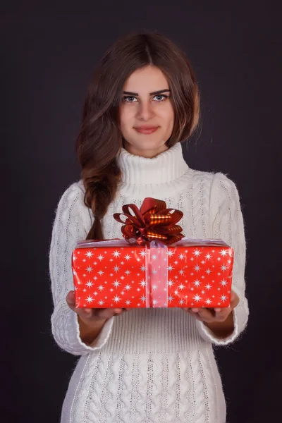 Beautiful brunette woman holding gift box — Stock Photo, Image