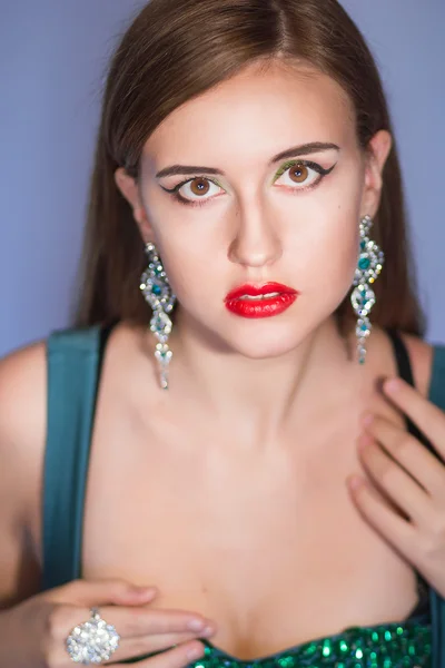 Elegante mujer elegante con pendientes de diamantes — Foto de Stock