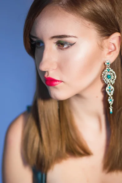 Elegante mujer elegante con pendientes de diamantes —  Fotos de Stock