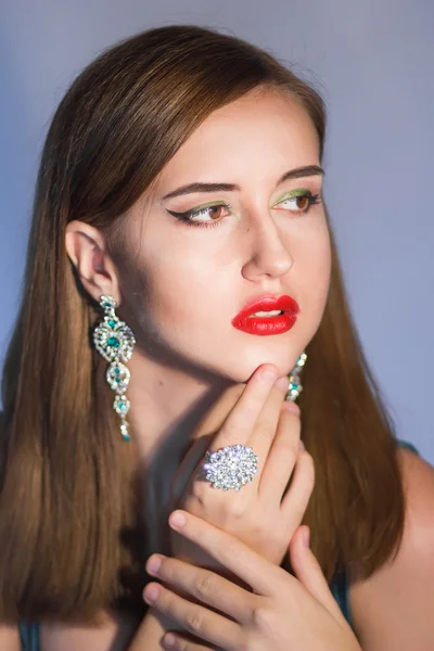 ダイヤモンドのイヤリングとエレガントな優雅な女性 — ストック写真