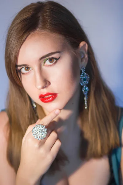 Elegante mujer elegante con pendientes de diamantes — Foto de Stock