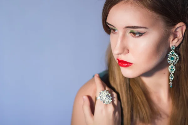 Mulher elegante Posh com brincos de diamante — Fotografia de Stock