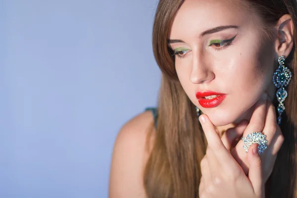 Elegante mujer elegante con pendientes de diamantes —  Fotos de Stock