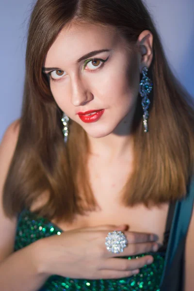 Elegante mujer elegante con pendientes de diamantes —  Fotos de Stock