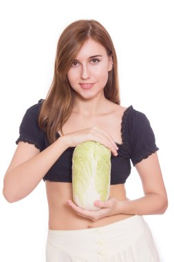 Çin lahanası elinde tutan kadın