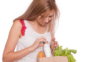  bir çanta tutan kadın