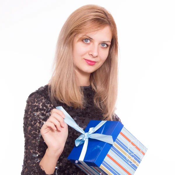 Jovem mulher feliz com um presente — Fotografia de Stock