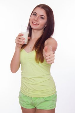 Genç kadın süt içiyor