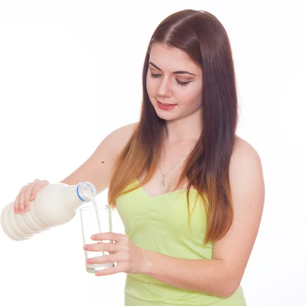Mladá žena je konzumní mléko — Stock fotografie