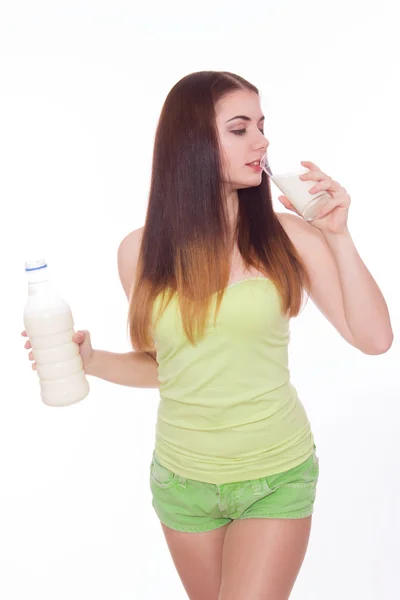 Mladá žena je konzumní mléko — Stock fotografie