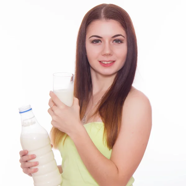 Giovane donna sta bevendo latte — Foto Stock